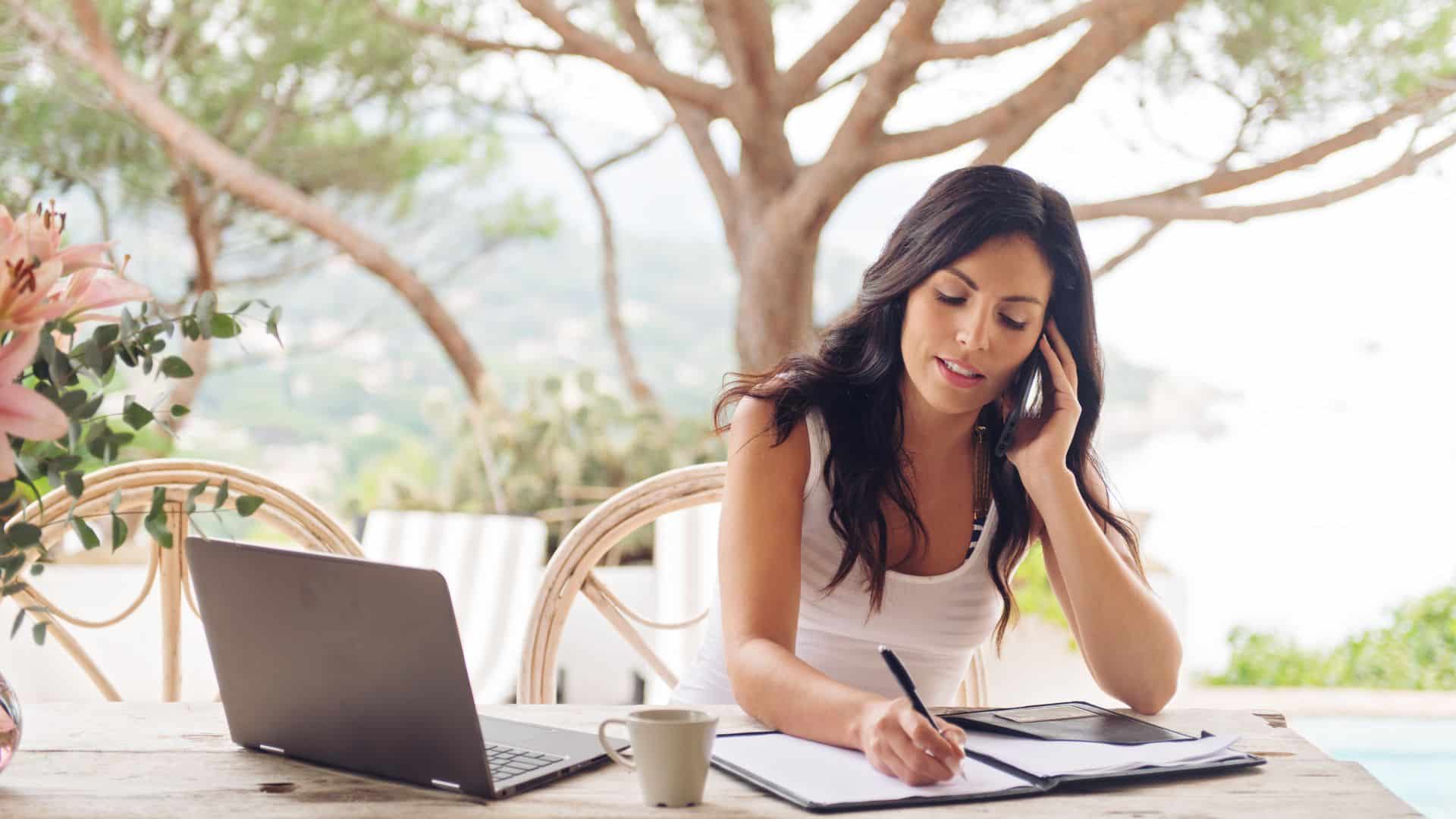 Femme au téléphone entrain de travailler devant un 

Développer une carrière durable dans les énergies renouvelables : 4 conseils de progression professionnelle